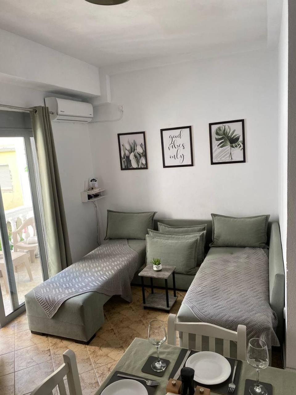 Happy Apartment Sarandë Esterno foto